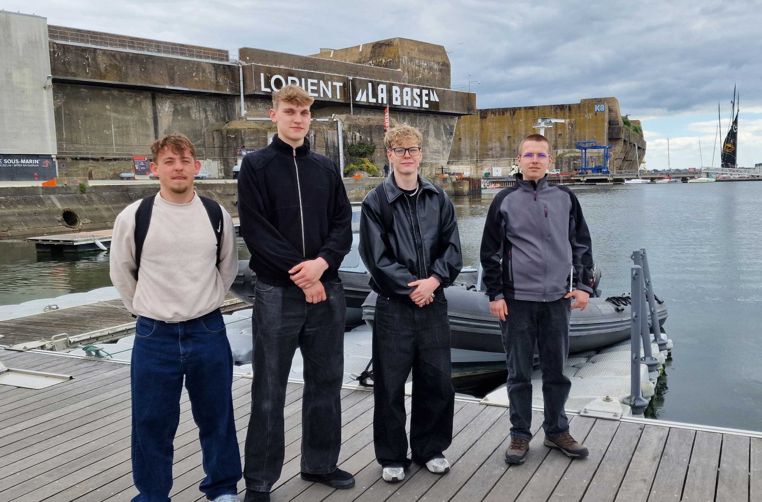 Die vier deutschen Austauschschüler bei einem Gruppenbild während ihres Besuches der ehemaligen U-Boot-Bunker der Wehrmacht „La Base“ in Lorient.
