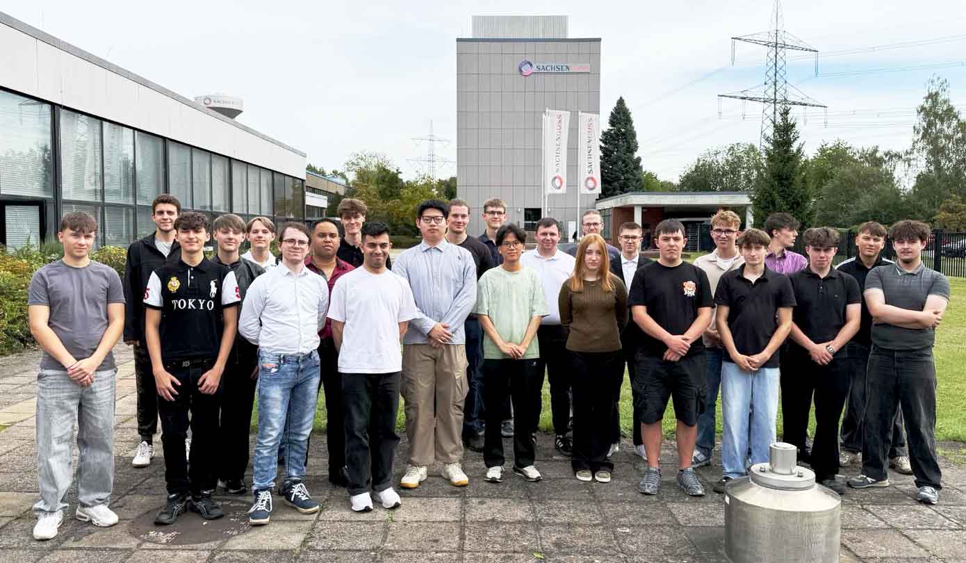 Gruppenfoto der neuen Auszubildenden bei Sachsen Guss 2026