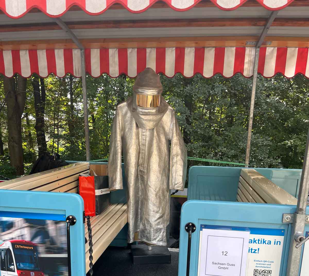 Waggon von Sachsen Guss bei der Veranstaltung SpeedConnect in der Parkeisenbahn Chemnitz. Im Abteil ist ein Hitzeschutzanzug ausgestellt.